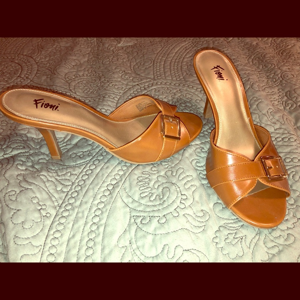 Simple low tan heels